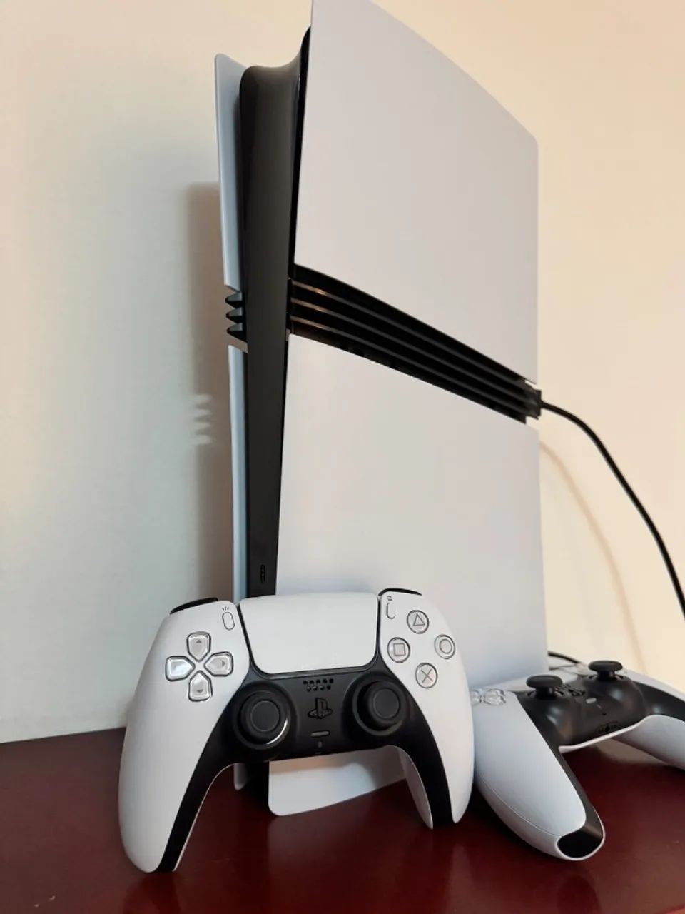 Ps5 pro com 2 controles 