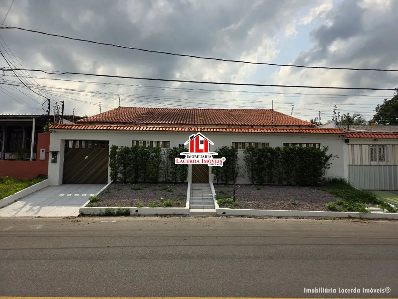 Casa no Conjunto Tiradentes com 367m no aleixo com 4 Quartos