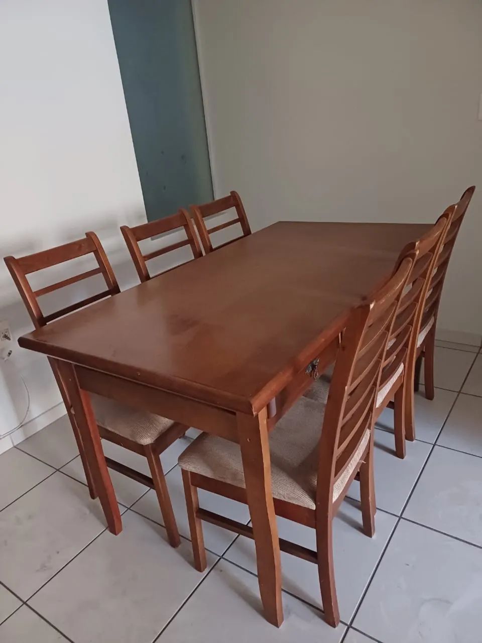 Mesa com 06 cadeiras