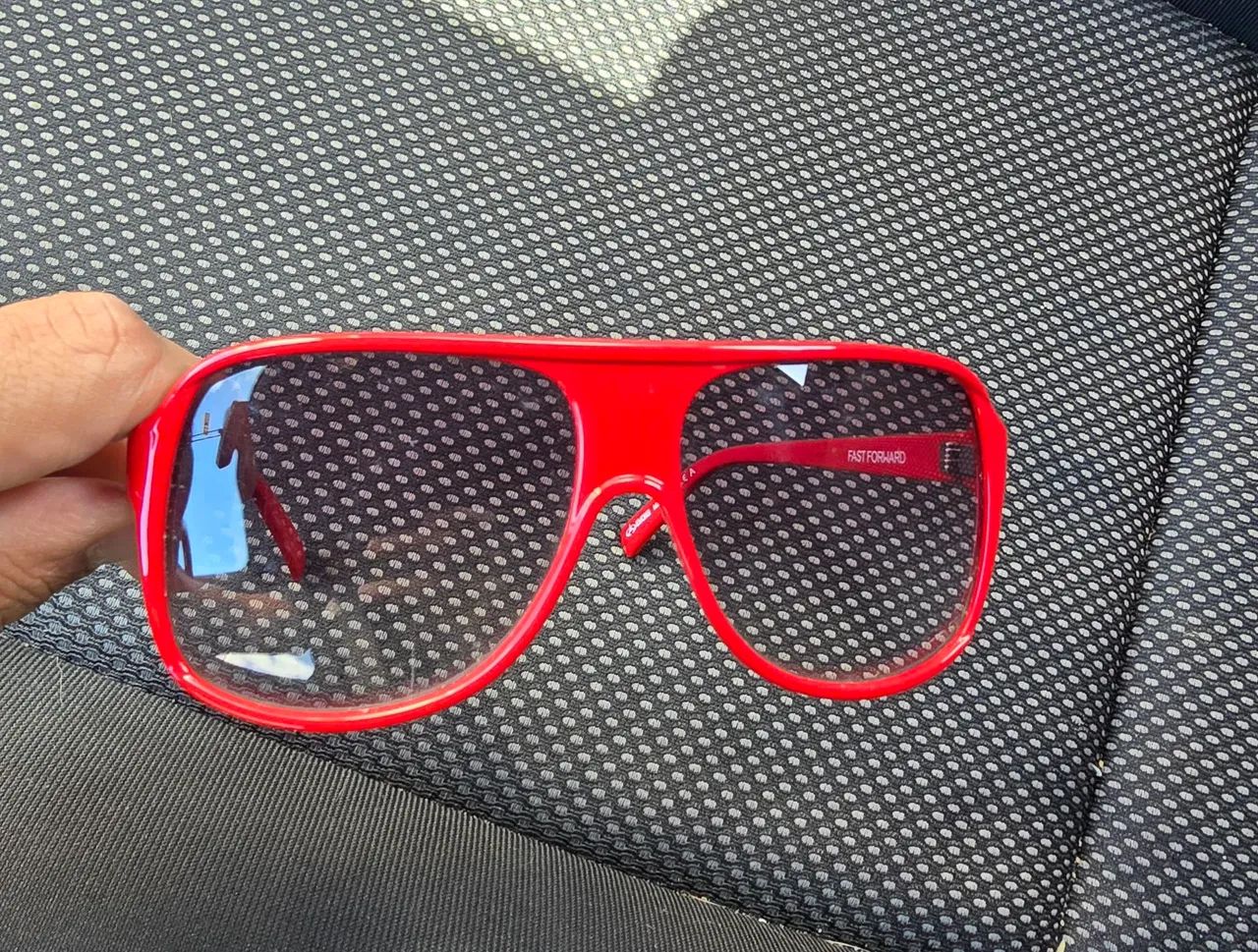 Oculos escuro evoke