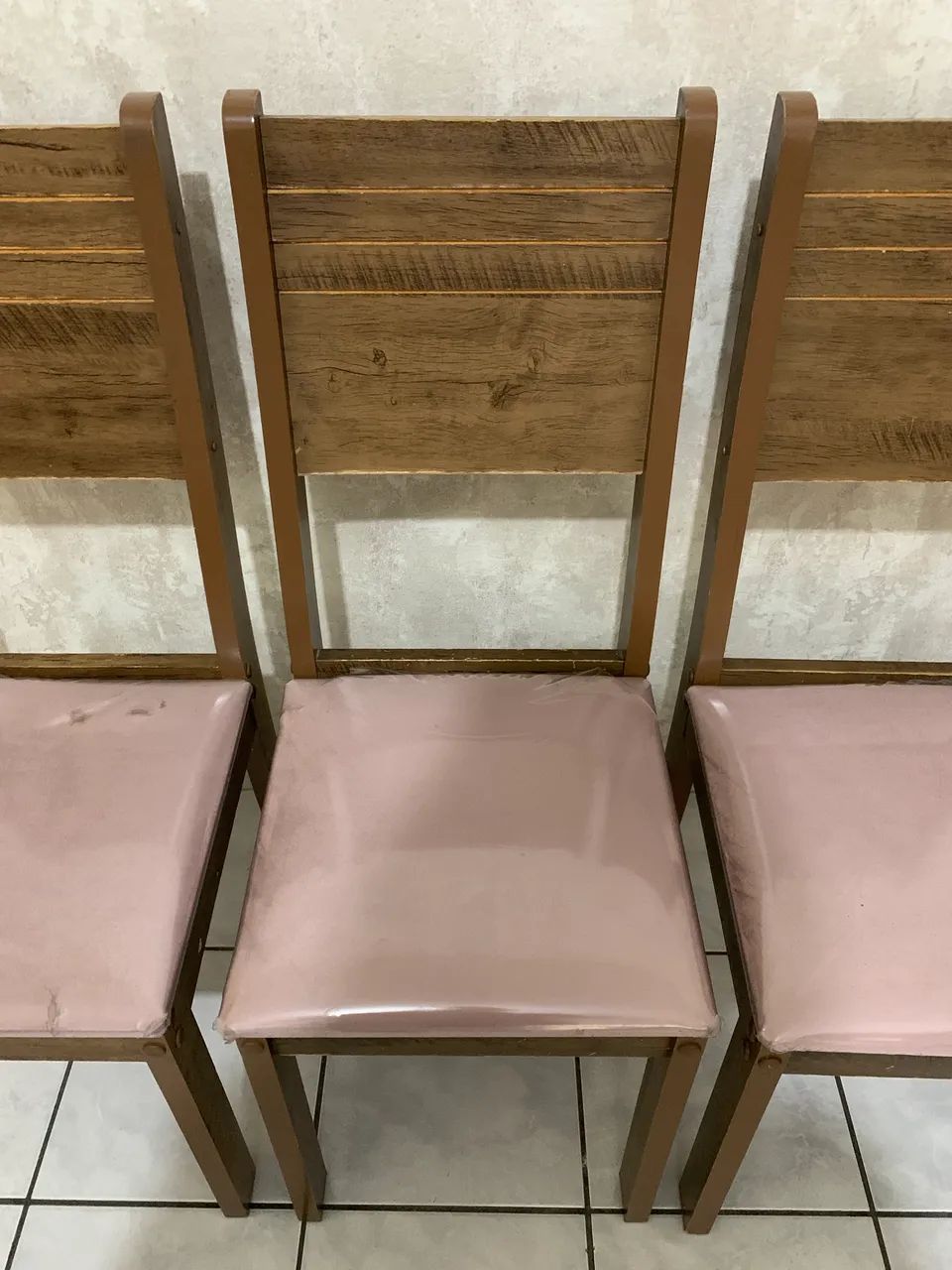 (03) CADEIRAS DE JANTAR AMADEIRADAS ESTOFADO EM VELUDO - Foto 6