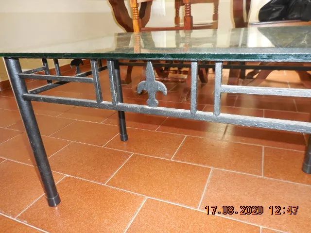  Vendo mesa de centro com pés de ferro e base em vidro temperado, usada. - Foto 2