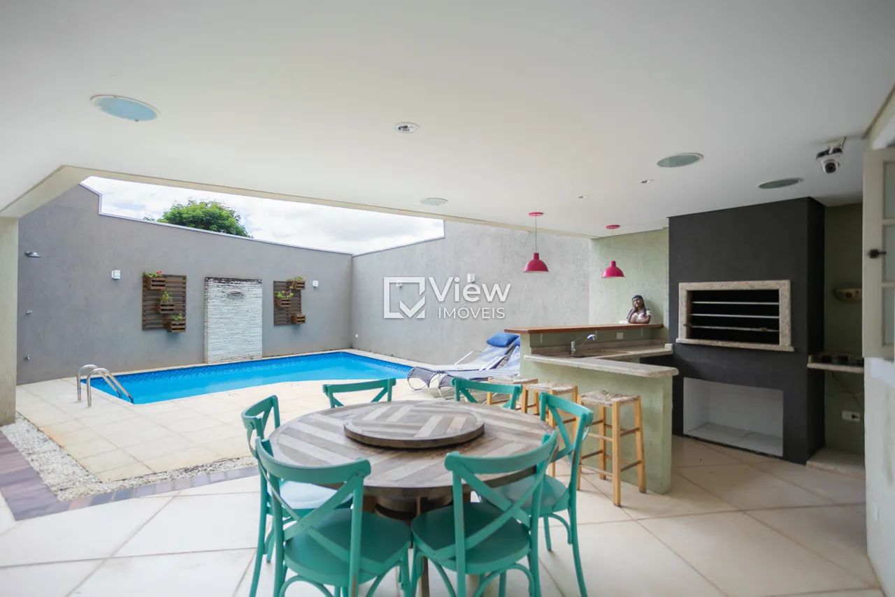 Casa com jardim e piscina no São Braz!