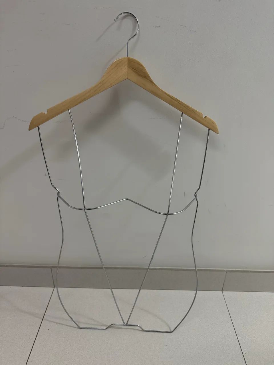 Vendo 4 cabides silhueta de madeira - armação cromada 
