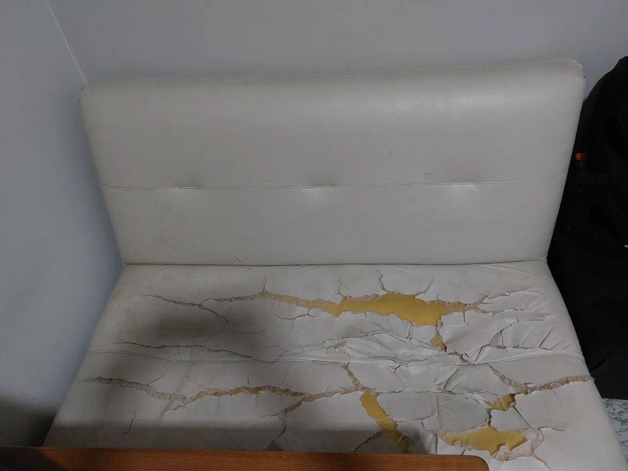 Sofá cama com rasgos DOAÇÃO RETIRAR EM CANASVIEIRAS  - Foto 2
