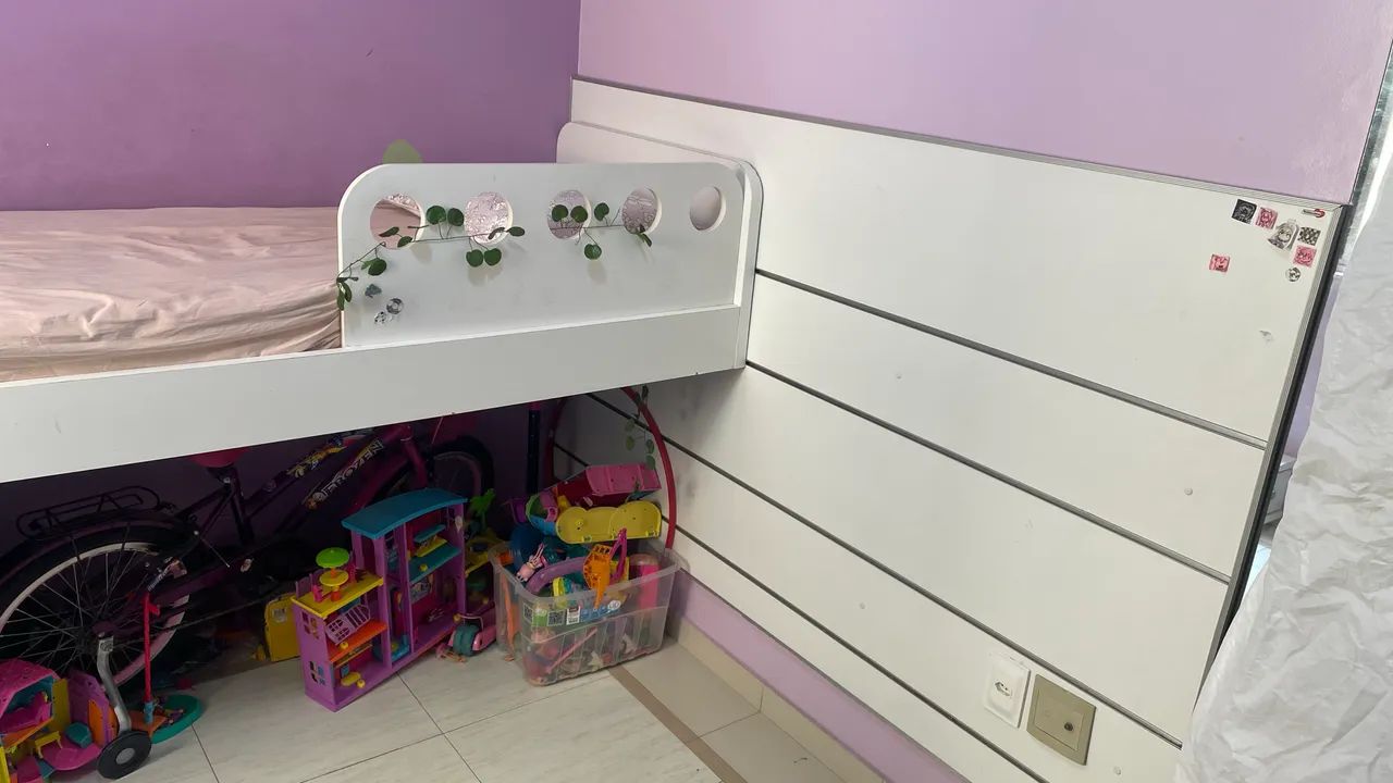 Cama móvel suspensa e infantil (madeira)