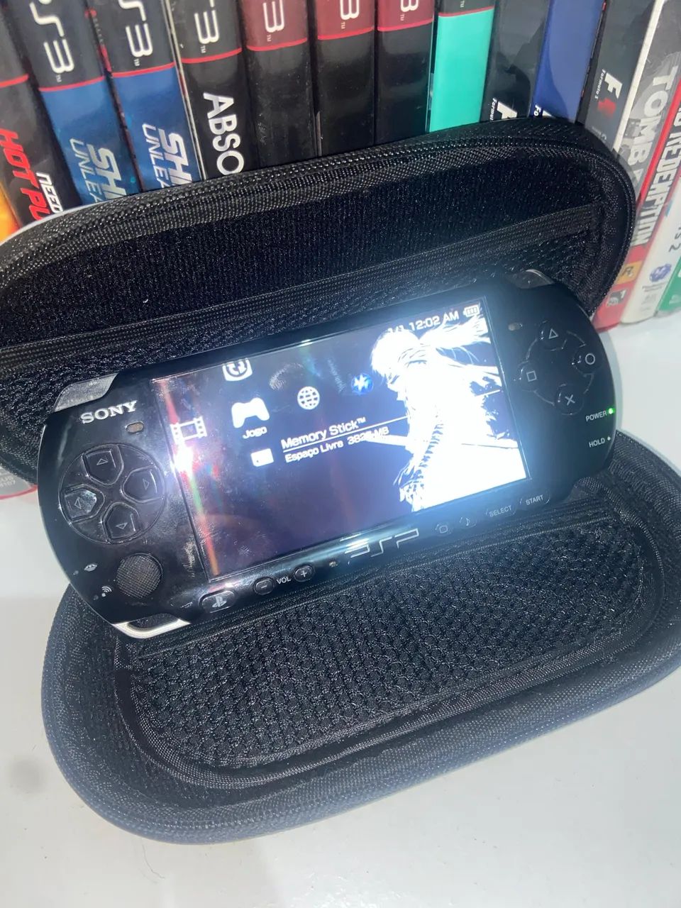 Sony PSP 3000 Preto + Estojo e Cartão 4GB Original Sony - Consoles