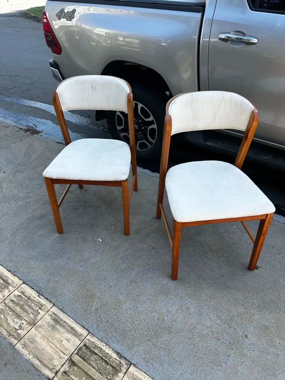 2 Cadeiras de estofados 