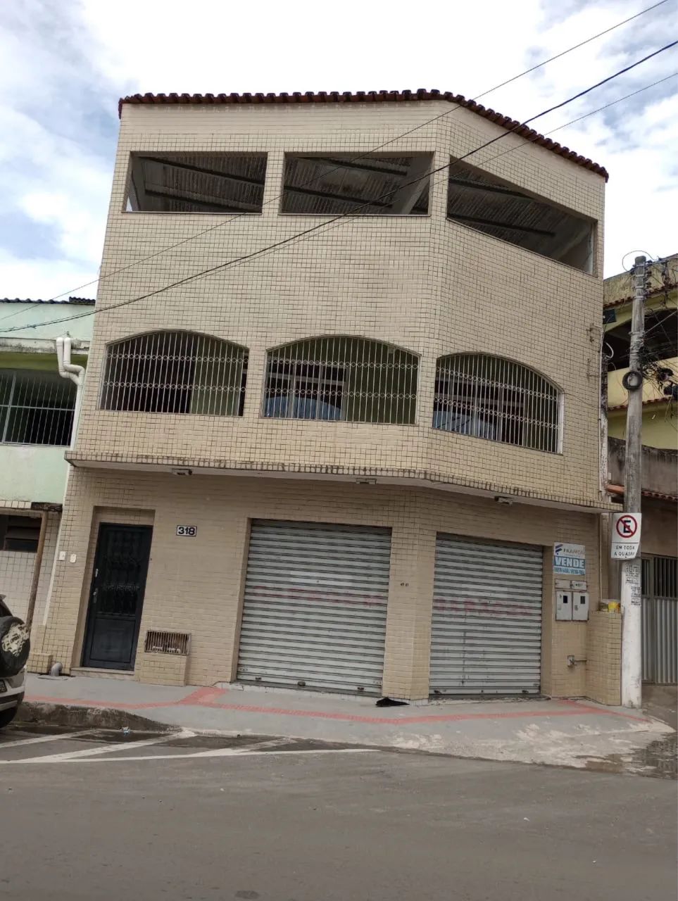 CASA COM GARAGEM E PONTO COMERCIAL 