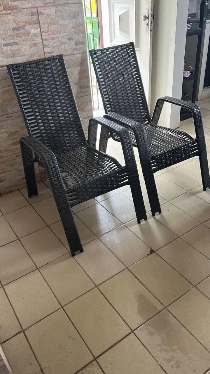 Vendo duas cadeiras lindas e resistentes 