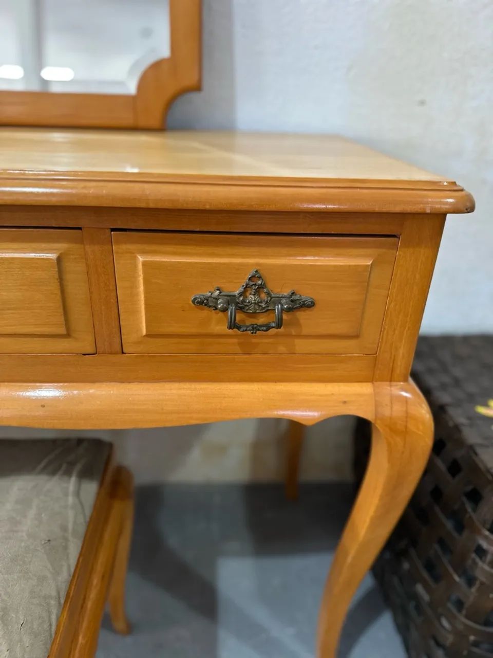 Penteadeira de Madeira - com banquinho  - Foto 4