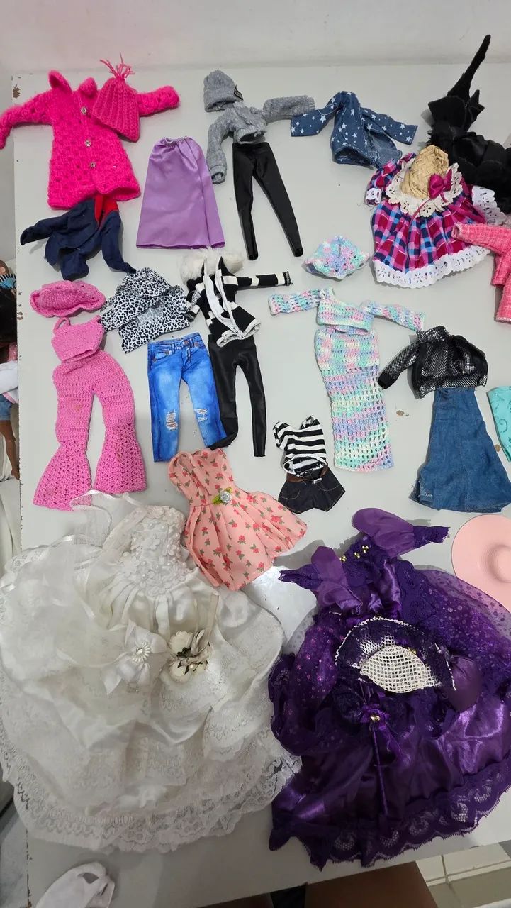 Roupas e acessórios boneca Barbie 