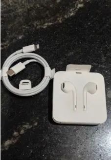 Fone e cabo de iphone