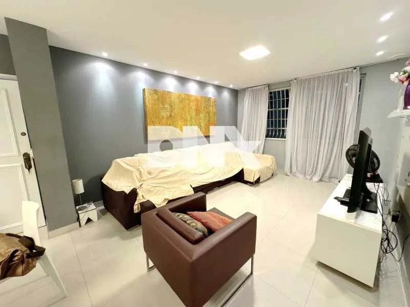 Três quartos com suíte reformado e mobiliado colado na praia