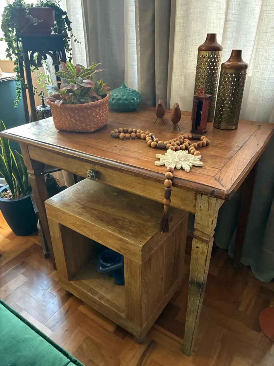 Mesa rústica de madeira e nicho de madeira