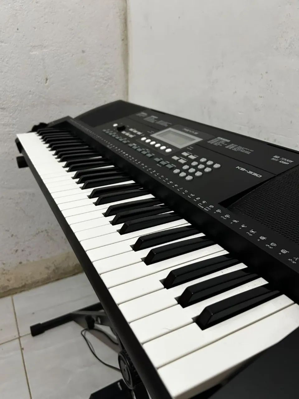 Vendo teclado KB 330, com mesa e pedal. *