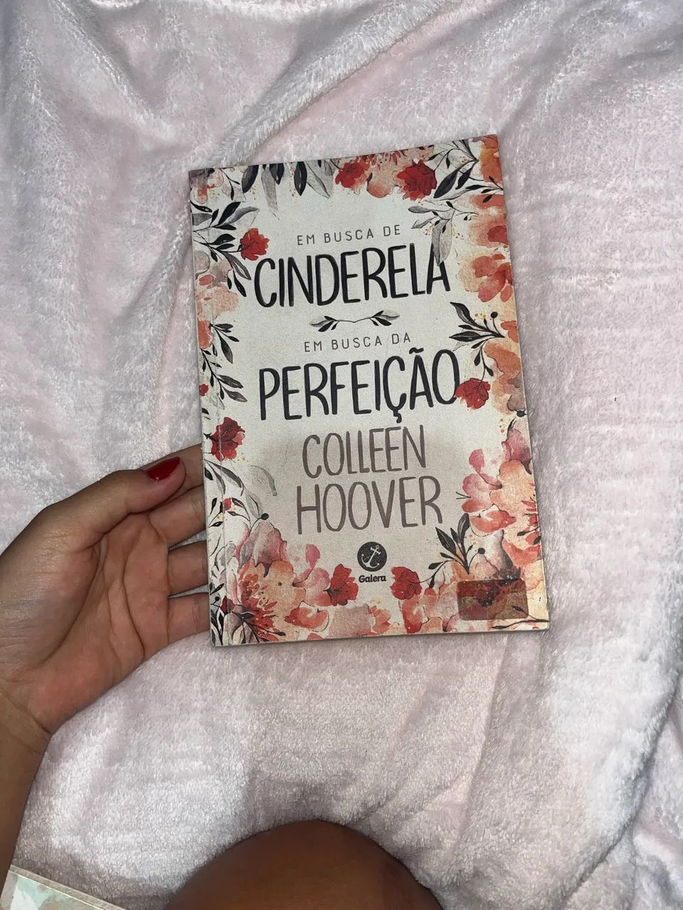Vendo livro Em Busca De Cinderela Em Busca Da Perfeição de Colleen Hoover - Foto 2