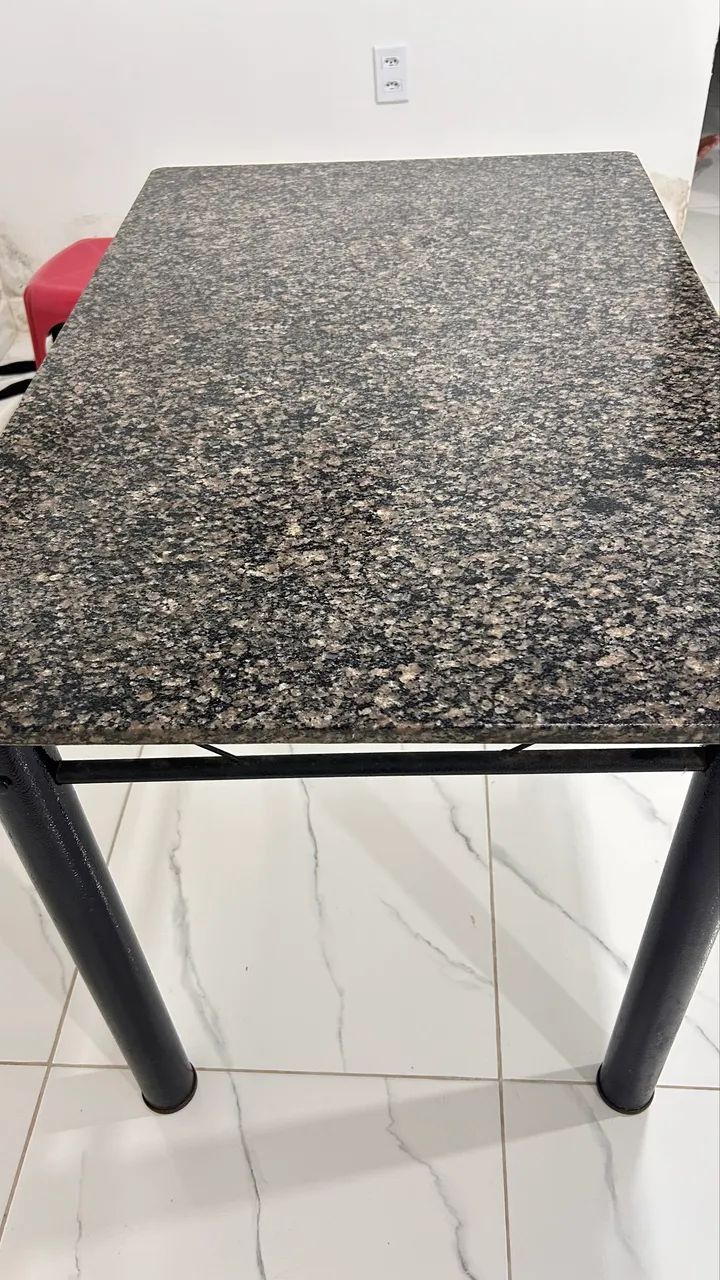 Mesa em granito em perfeito estado.