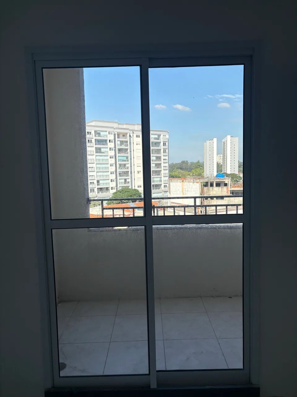 porta de correr em alumínio branco com vidro,
