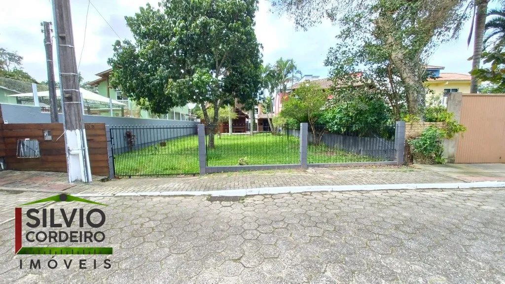 Casa com Amplo Quintal na Barra da Lagoa