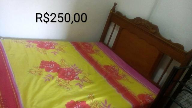 Cama casal madeira + cama solteiro + colchão solteiro