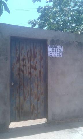 Vende se uma casa