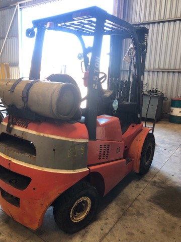 Empilhadeira Clarck 2,5T glp 2012 - Foto 3