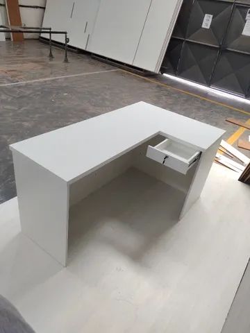 mesa em L ripada branca 