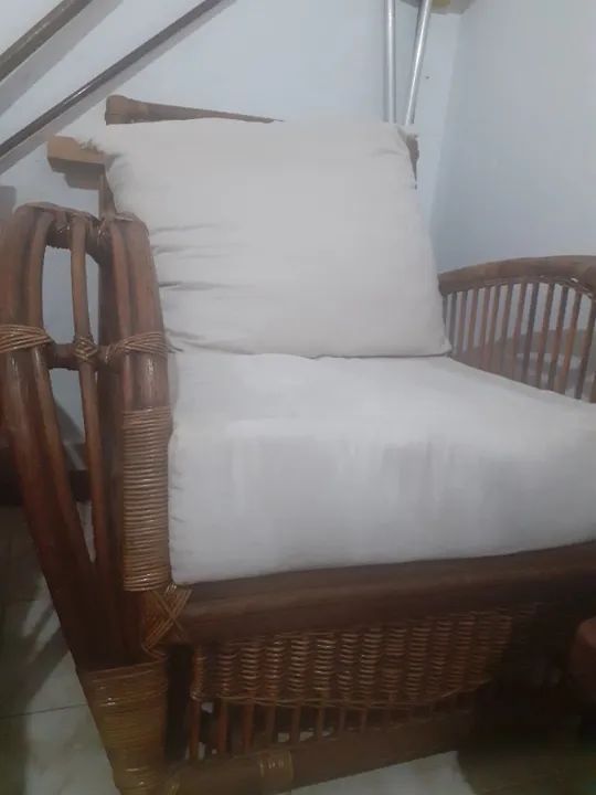 Poltrona de rattan e madeira, estofados em tecido nobuck creme liso - Foto 4