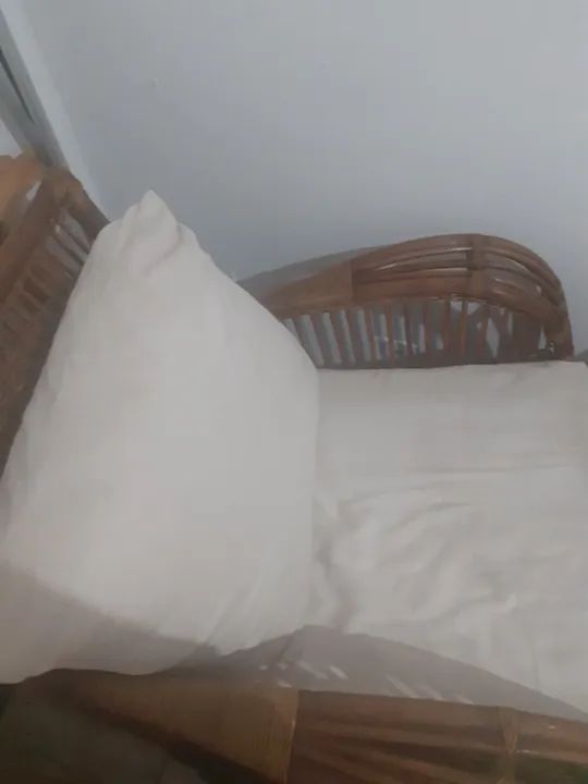 Poltrona de rattan e madeira, estofados em tecido nobuck creme liso - Foto 3