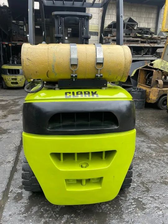 Empilhadeira GLP Clark, C30L, Capacidade 3.000Kg - Foto 3