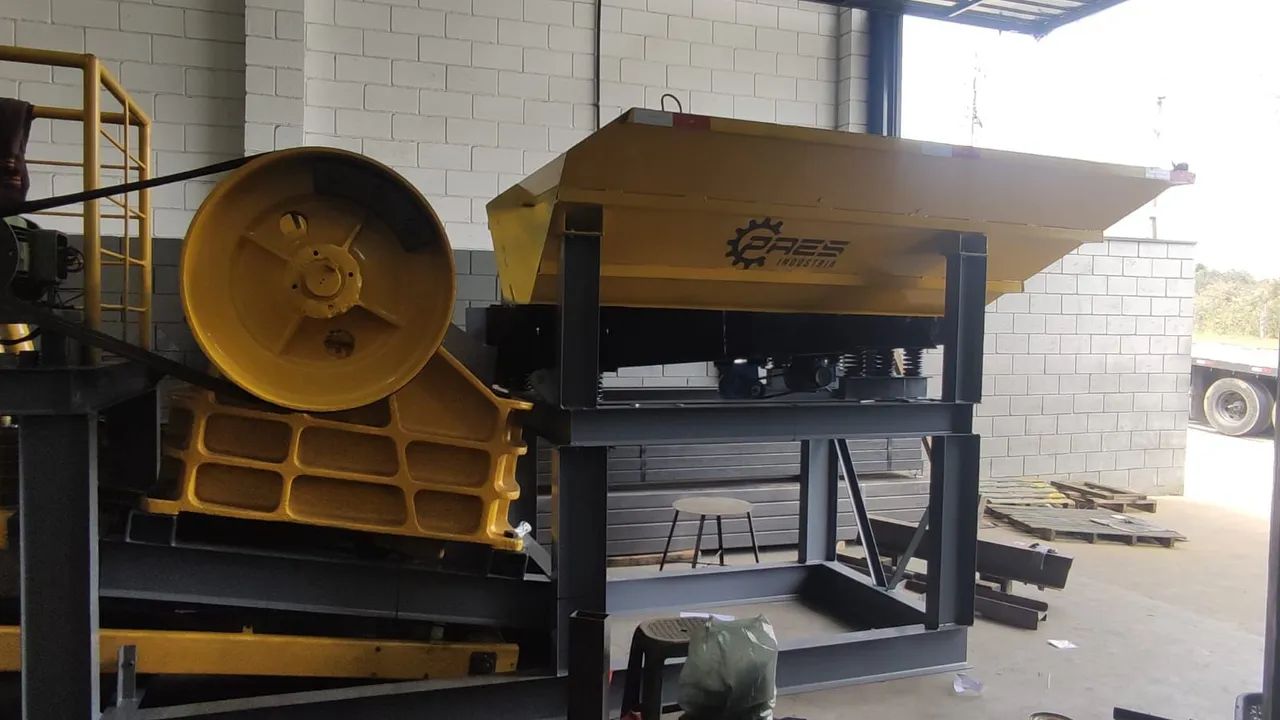 Britador de Pedra Industrial - Usado em Excelente estado