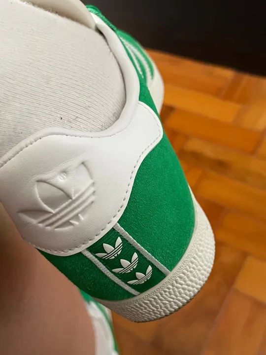 Tênis Adidas Gazelle verde - Foto 5