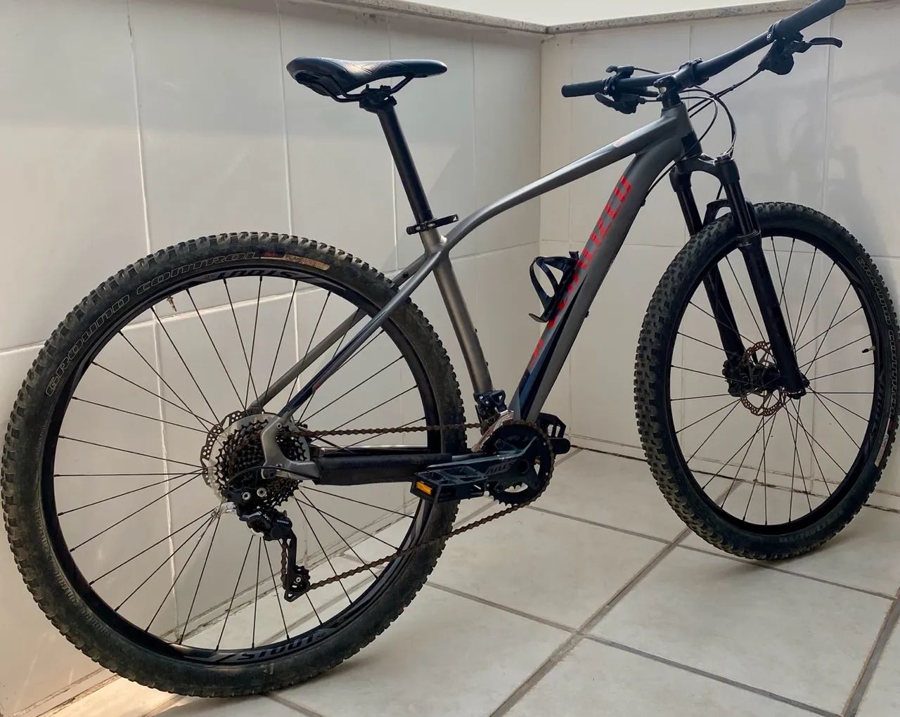 BICICLETA SPECIALIZED ROCKHOPPER 2018 AROS 29 OTIMO ESTADO  - Foto 2