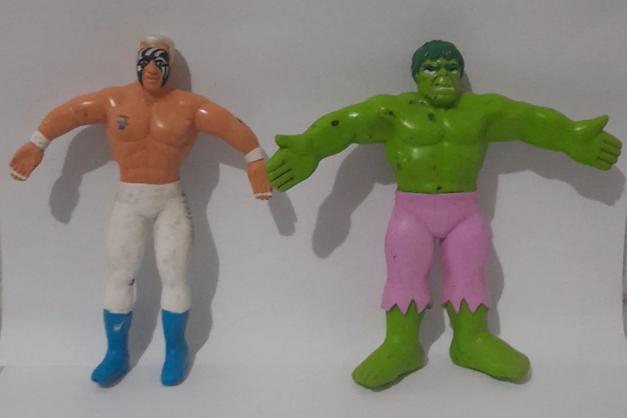 Bonecos antigos de borracha lutador e Hulk