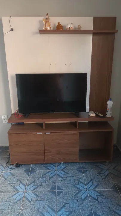 Painel para TV com nicho e prateleira