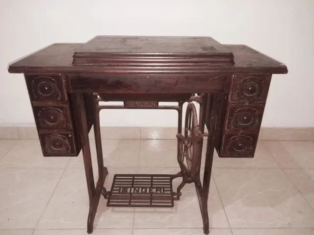 Vintage Singer Sewing Machine with Cabinet