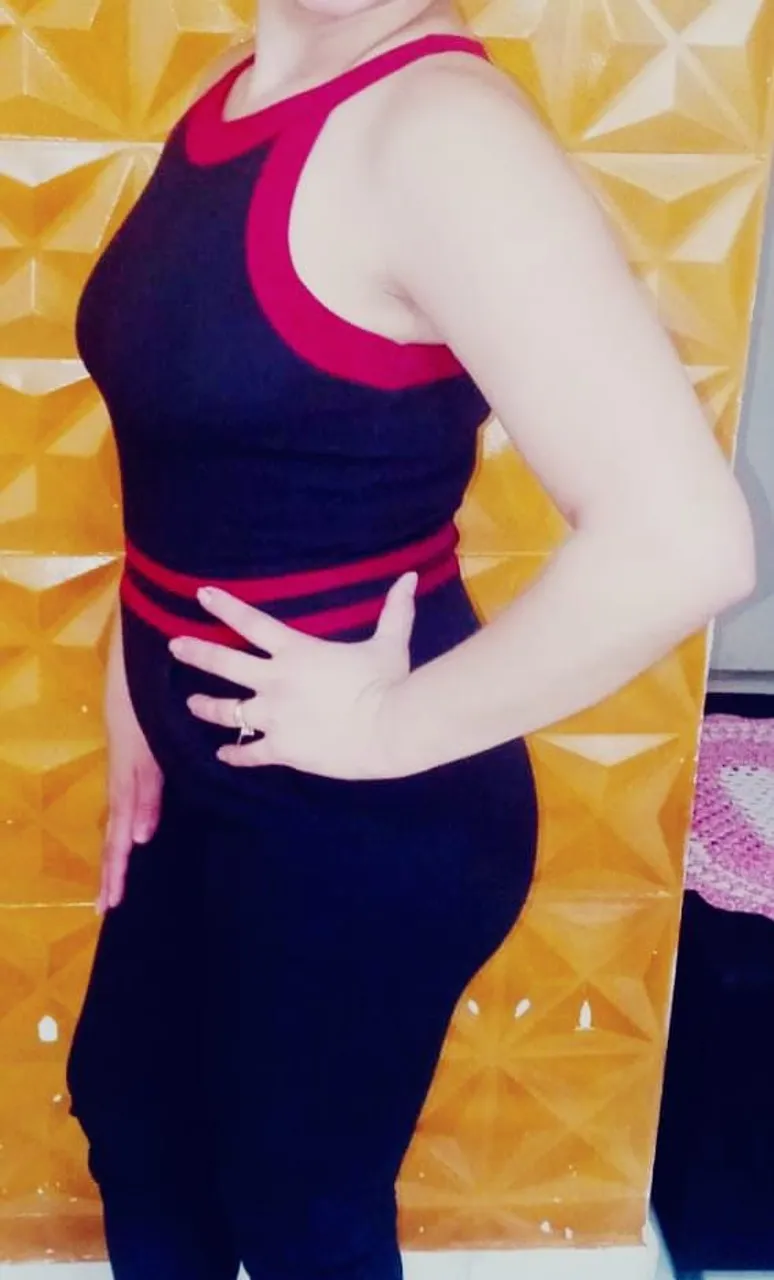 Vestido preto com detalhes em vermelho