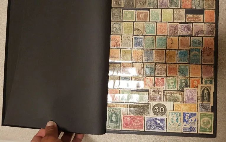 Album de selos com centenas de selos raros