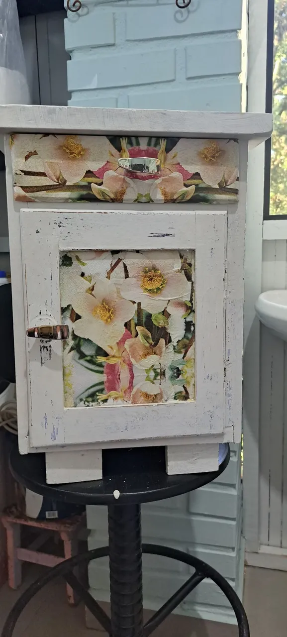 Armário de madeira vintage com detalhes em branco