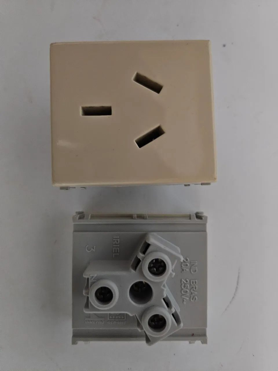 KIT 2 Iriel Multi-Function Sockets, 220V, 20A, 3-Pin (2P+T)64750670168706121