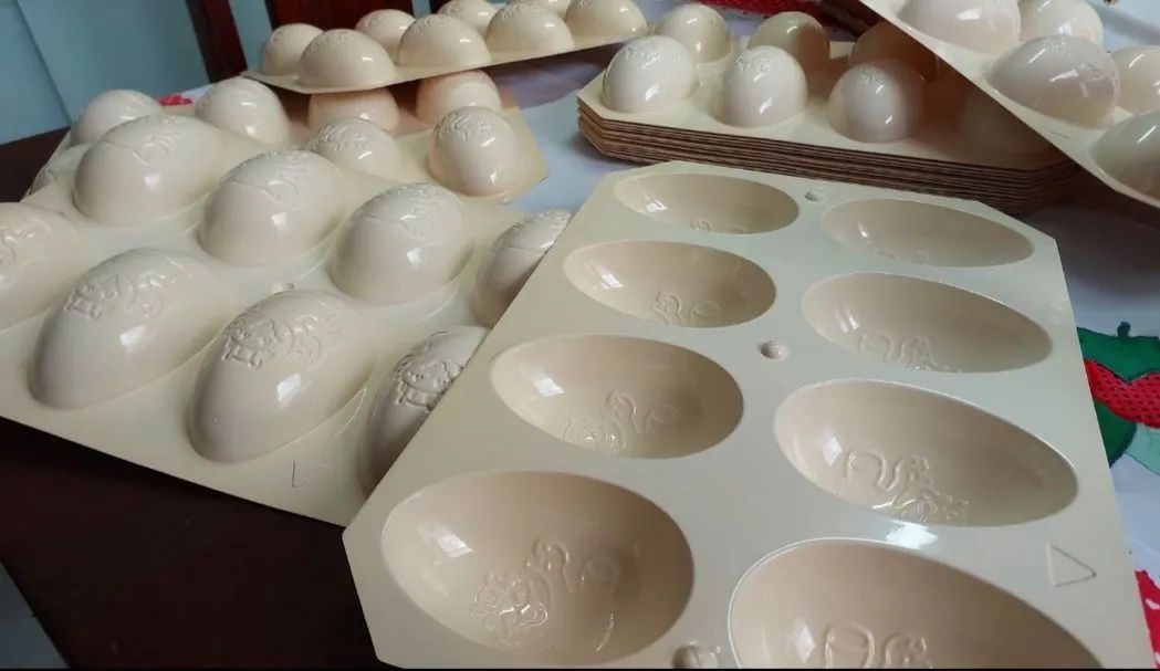 18 Formas iguais de Silicone para Ovos  de chocolate - Foto 3