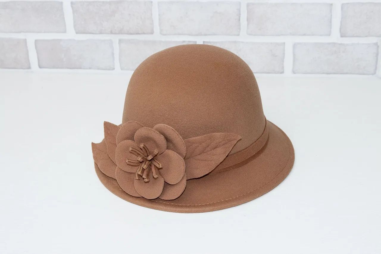 Chapéu bege com flor