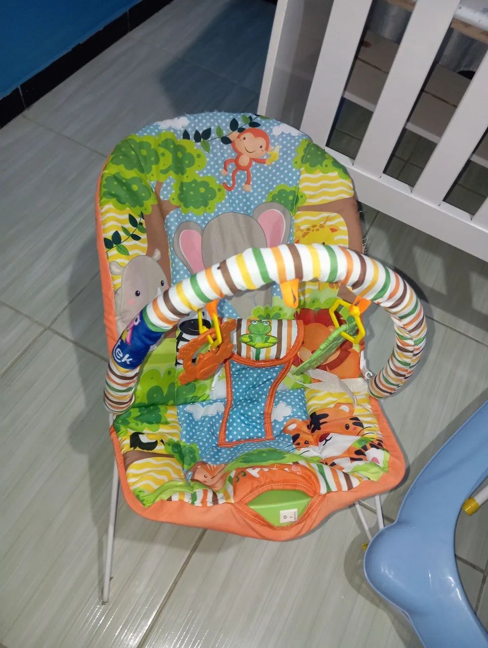 Vendo berço americano nunca usado, acompanha kit berço, andaja, cadeira de descanso... - Foto 2