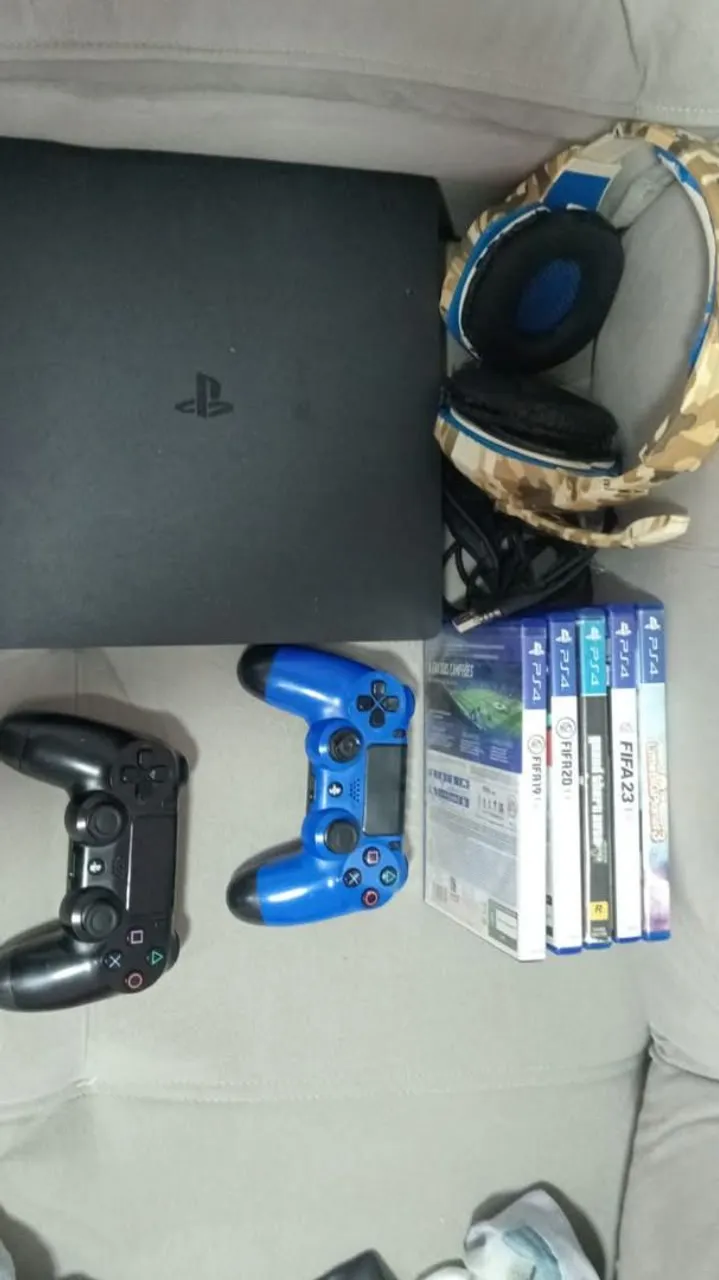 Playstation 4 Slim com jogos e controles