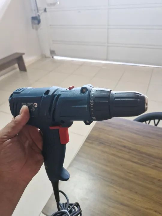 Furadeira/Parafusadeira Bosch profissional 10mm - 127V - Foto 3