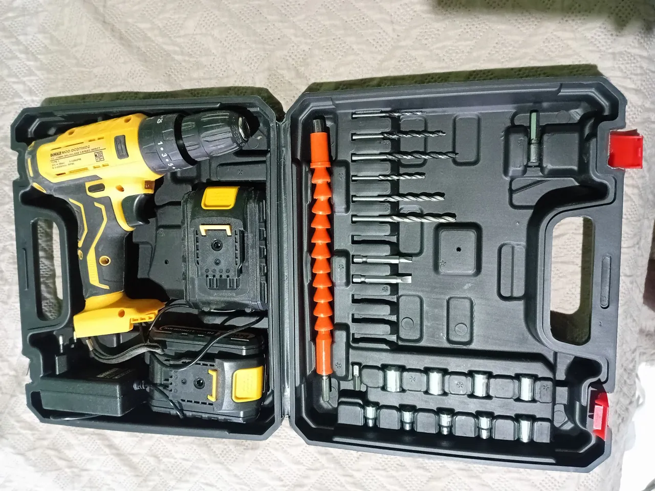 Parafusadeira/Furadeira Dewalt DCD794D2 com Acessórios
