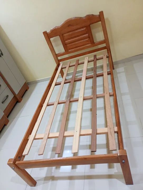 Cama de madeira de solteiro