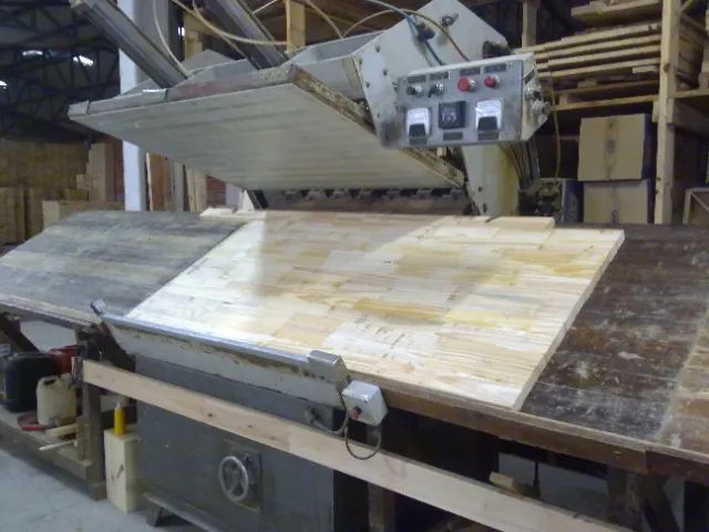 Prensa de autofrequencia para emendar madeira