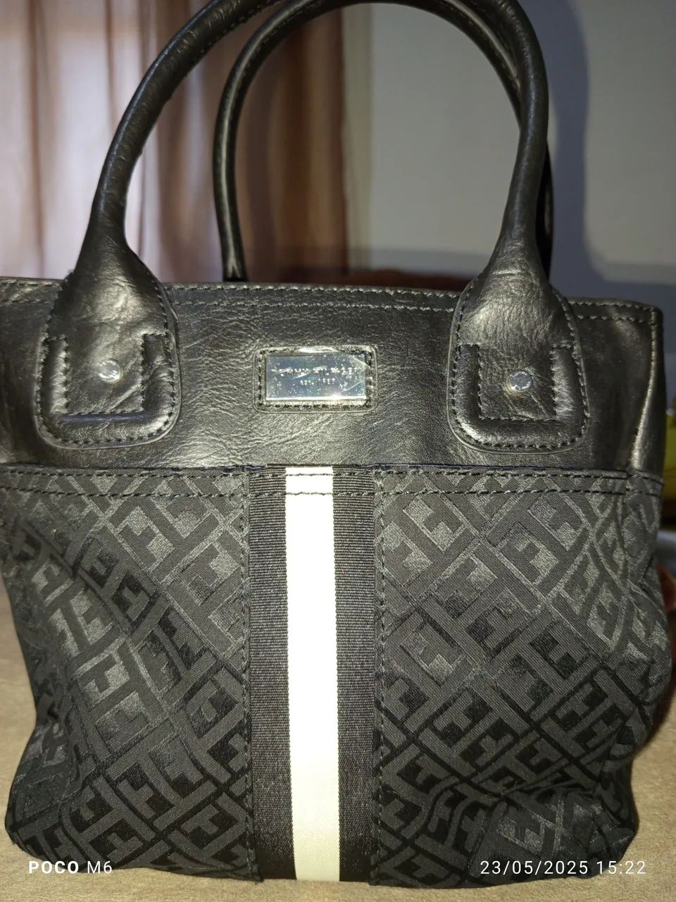 Bolsa Tommy Hilfiger Elegante e Charmosa